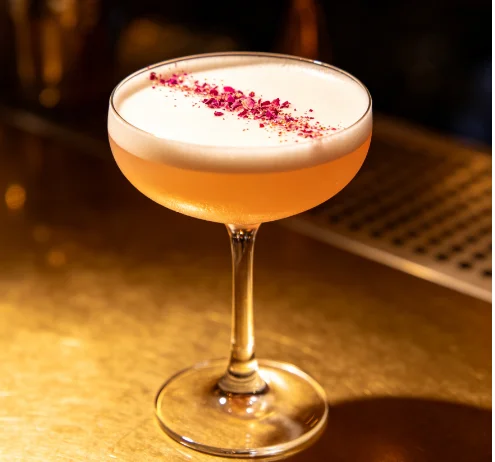 Drinks with natural edible glitter